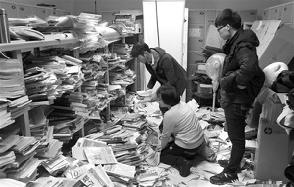 之前占位的课本、杂物清理后临时存放在图书馆的一间储物室。