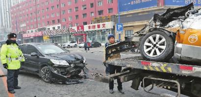 黑色轿车保险杠被撞掉,出租车整个前脸已塌陷 新文化记者 白石 摄