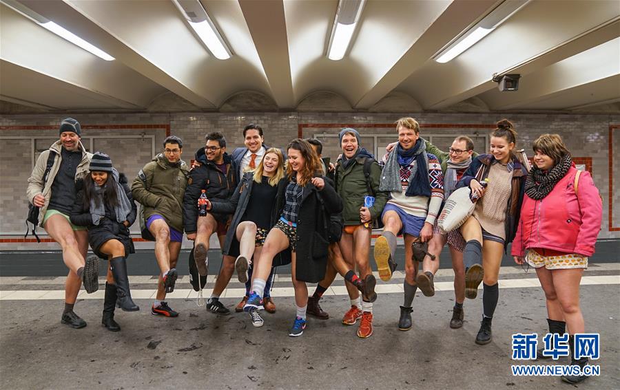 （国际）（2）柏林举行“不穿裤子搭地铁”活动