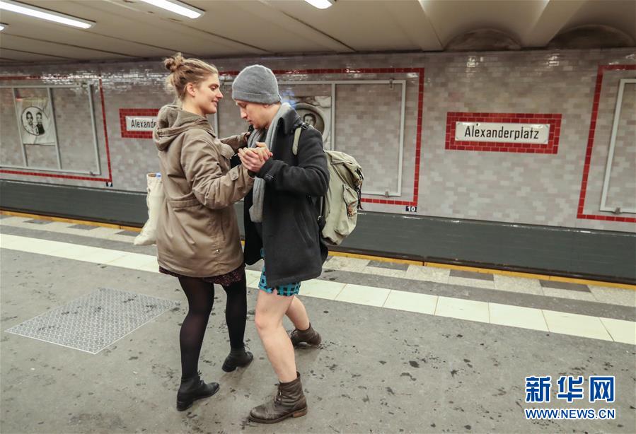(国际)(3)柏林举行“不穿裤子搭地铁”活动