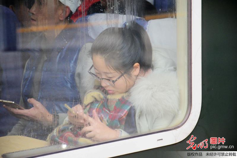 寒假来临 火车站迎大学生返乡高峰期