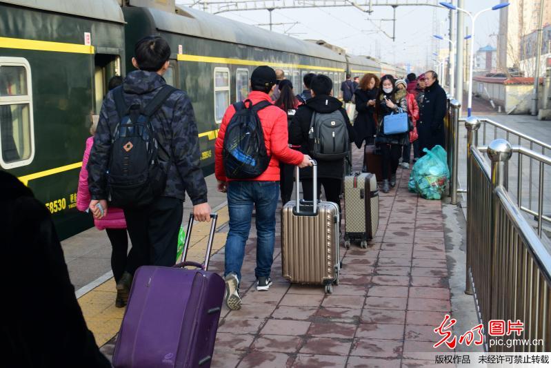 寒假来临 火车站迎大学生返乡高峰期