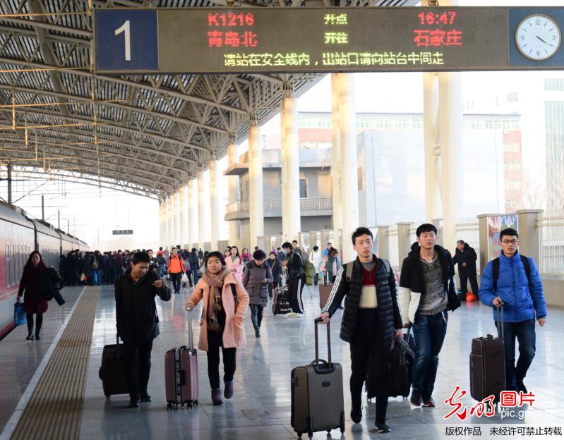 寒假来临 火车站迎大学生返乡高峰期