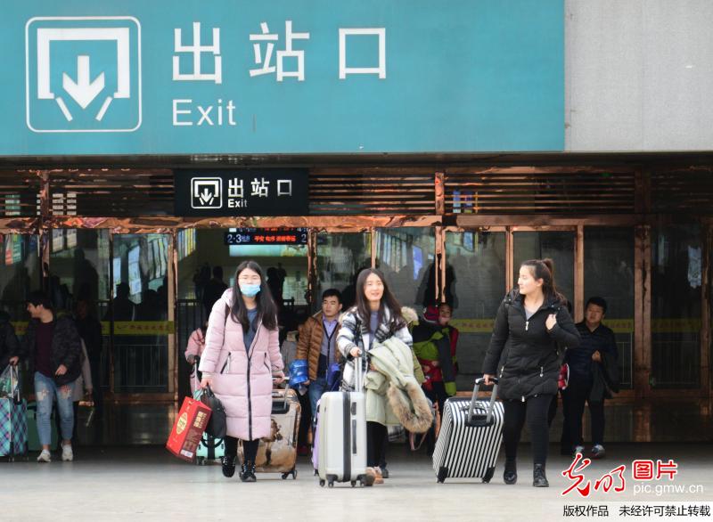 寒假来临 火车站迎大学生返乡高峰期