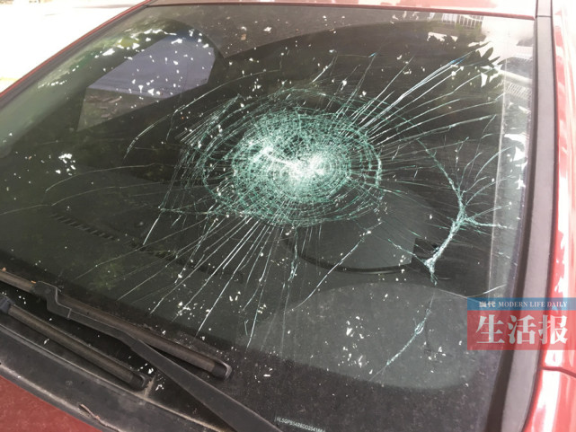 被砸坏的车辆