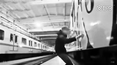 近日，有媒体曝光称，三名疑似外籍男子翻墙进入北京、上海两地的地铁列车停放场内，并对场内的多辆列车车身进行涂鸦。10日，北京青年报记者从北京、上海两地相关部门获悉，这段近日热传的“列车遭涂鸦”事件发生于2013年左右。上海警方表示，事发后他们接到线索展开调查时，几名外籍人员已出境回国，因此当时未能结案。