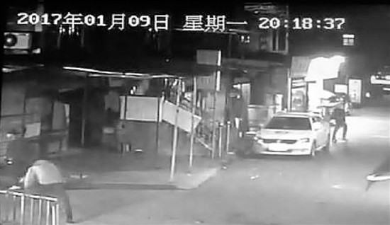 上图:老袁倒地。