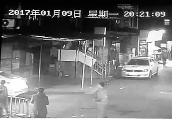 下图:车子压上去了。