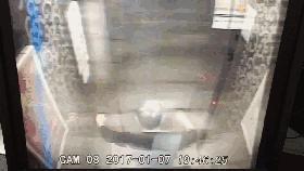 维修工到达现场后，经过十多分钟的维修，电梯门终于被打开了，但令人惊讶的事情发生了。