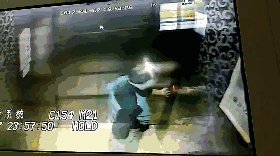 昨日下午，南都记者来到该小区看到，涉事观光电梯位于小区正门处，系一栋圆柱体的塔楼，共有三部观光电梯，其中一部的门口已经用围挡挡了起来，从楼外的玻璃墙可见，该部电梯的门有凹陷的痕迹。