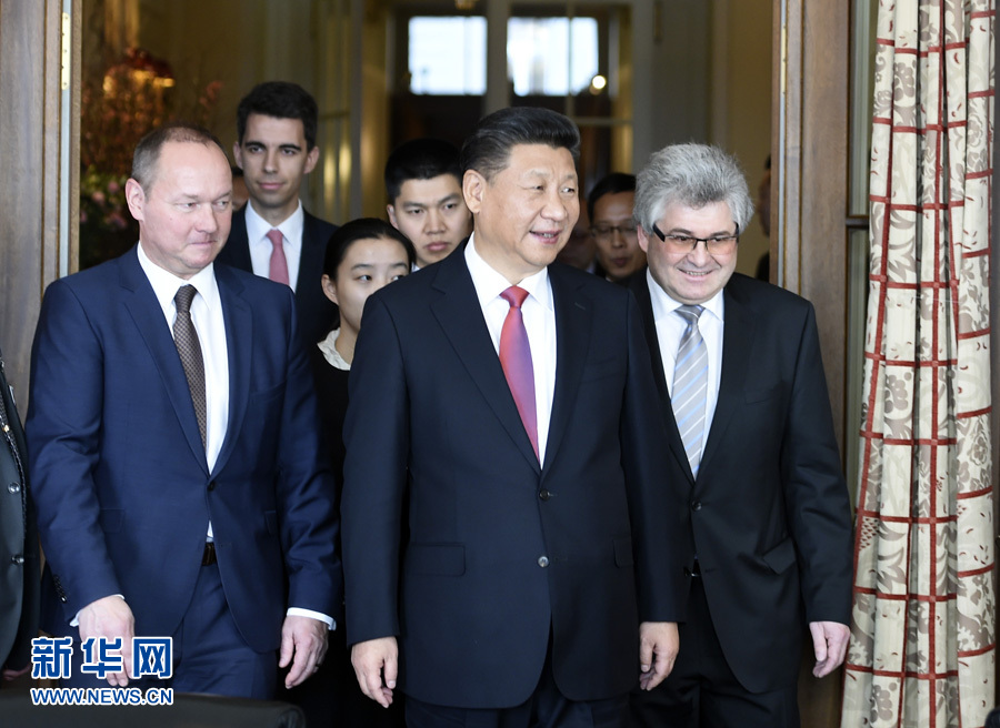 1月16日,国家主席习近平在伯尔尼会见瑞士联邦国民院议长施塔尔和联邦院议长比绍夫贝尔格。 新华社记者 谢环驰 摄