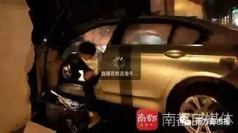 该名主播醉驾后撞上长沙某道路旁的墙壁。