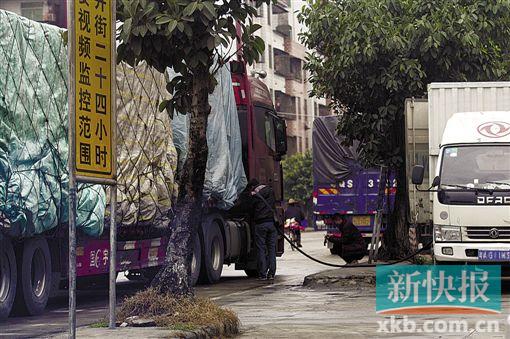 记者暗访拍摄的“黑油车”加油过程。