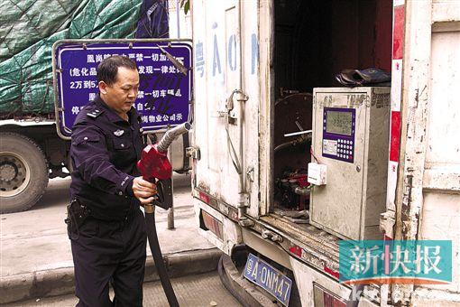 接到记者举报后执法人员前往现场查处。