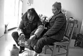 华商报讯（记者 袁小锋 通讯员 单庆华 王杰英）现年52岁的梁亚茹是老庄镇熊家营小学二年级的班主任，因为她82岁老母亲患病无人照顾，她便带着母亲到学校，边照顾老人边给孩子们上课。