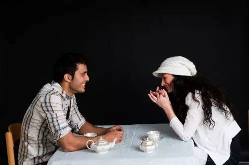 相亲多了，小仙就感到厌倦。她提出不想再相亲，导致父母大怒。当时，小仙和家人大吵了一架。事后，小仙的父母告诉她，只要她今年上半年积极配合相亲，不管找不找得到合适的对象，到了下半年绝对不再让她去相亲。小仙毫不犹豫地答应了这个条件。“也许父母的意思是想让我更积极主动一点，但我想摆脱这个相亲魔咒。”小仙说。