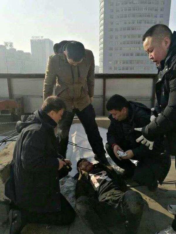 男子被抓获。微博截图