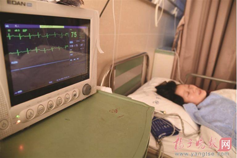 扬子晚报讯 （记者 马志亚 通讯员 王伟）两拨年轻人发生争执，冲动之下，有人亮出了匕首，这是13日晚发生在徐州市区某KTV内的一幕。眼看即将出现血案，一名51岁的大妈上前抱住一名冲动的青年，空手夺下匕首。争斗平息后，大妈才发现左手被利刃划下一条长达6厘米的口子，深可见骨。