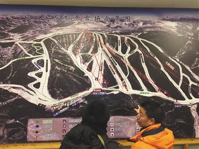 昨日下午,万龙滑雪场安保负责人陶先生(右)向记者介绍事发情况。