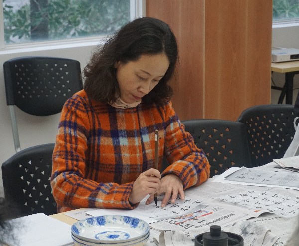 陶冶居民情操 梅沙街道滨海社区老年人书画室