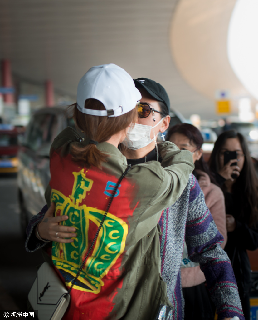 姐妹情深!叶一茜周笔畅偶遇 紧紧相拥令人动容