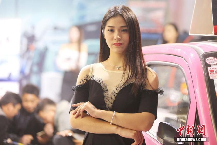 徐州电动三轮车展 模特卖力表演引观众围观