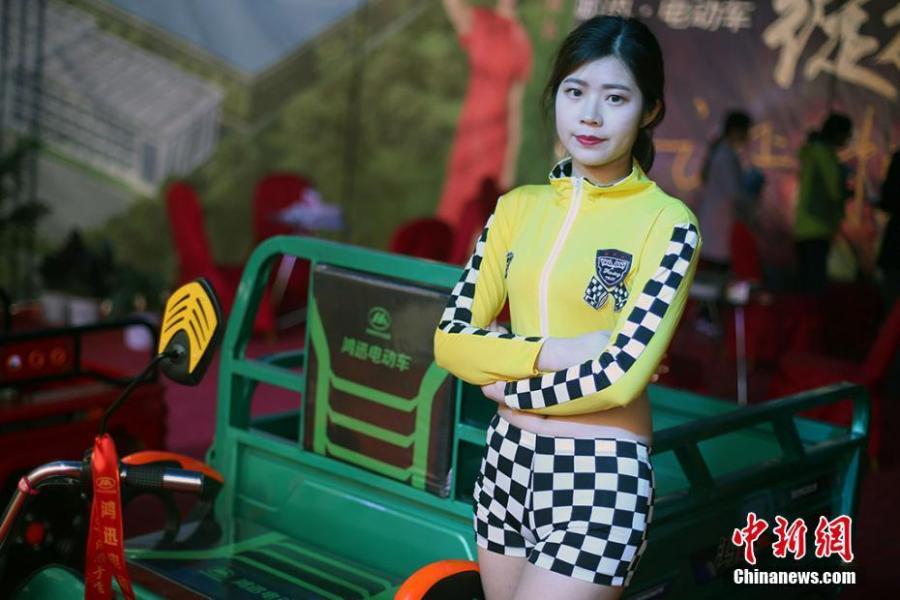 徐州电动三轮车展 模特卖力表演引观众围观