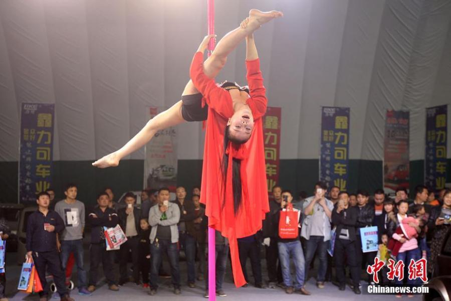 徐州电动三轮车展 模特卖力表演引观众围观