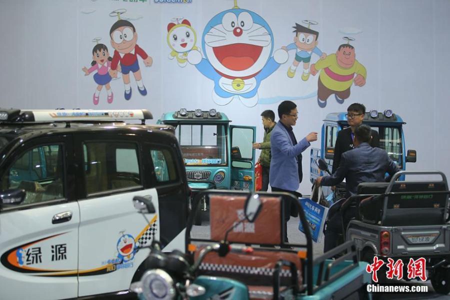 徐州电动三轮车展 模特卖力表演引观众围观