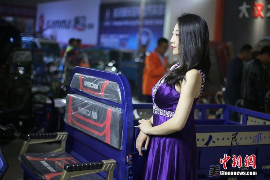 徐州电动三轮车展 模特卖力表演引观众围观