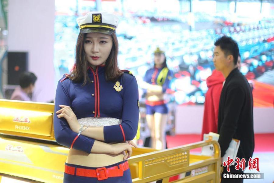 徐州电动三轮车展 模特卖力表演引观众围观