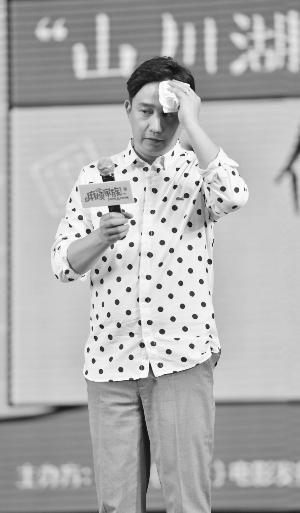 在交流过程中，黄磊擦起了汗