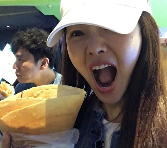 伊能静大口吃冰淇淋表情夸张 与秦昊暗搓搓秀恩爱