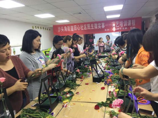 沙头角街道田心社区开展花语心愿花艺培训课