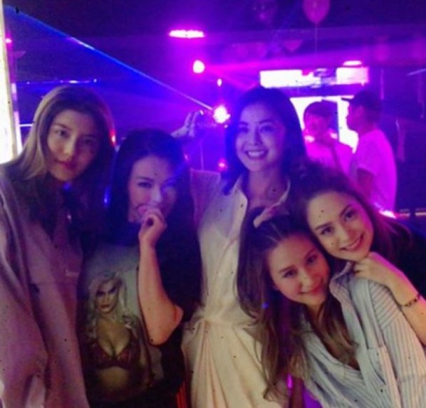 何超莲生日派对与阿娇贴面合影