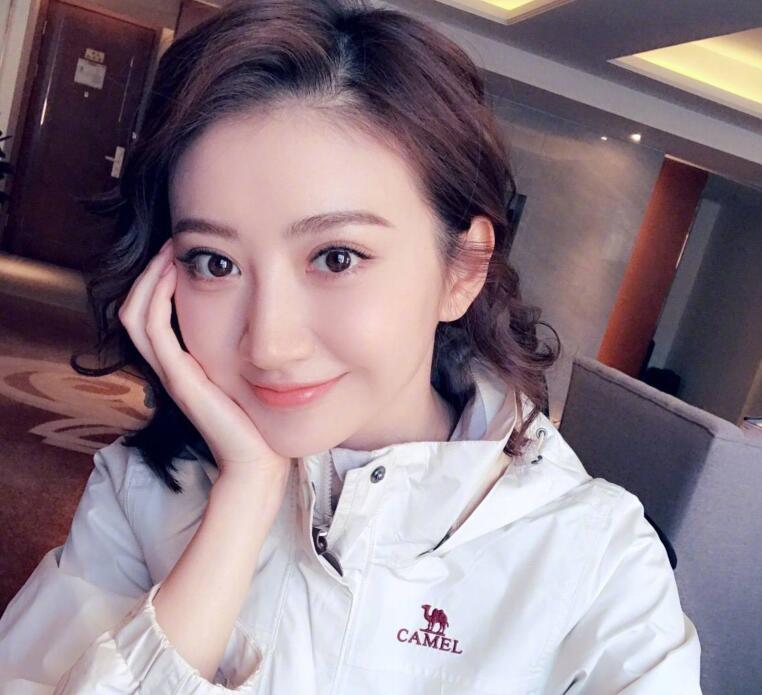 景甜人美笑甜却不满足