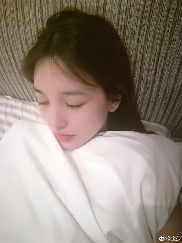 金莎深夜晒睡颜颜值高