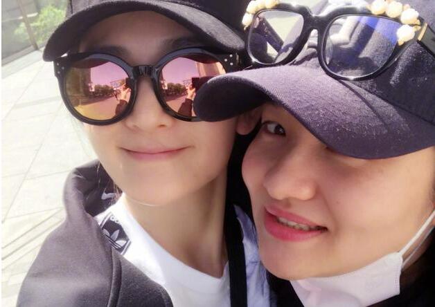 谢娜何炅青涩照曝光