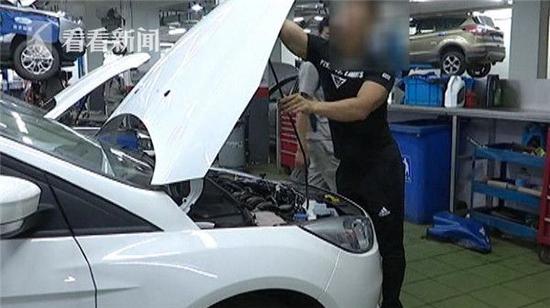 这辆白色的新款福克斯轿车，是几天前，董先生在大明路南京福联汽车4S店购买的，车价11万元。董先生表示，买车后车子就基本没动，5月10日下午他开车到河西办事，当时自己的车速在60码左右，行驶中方向盘突然转不动了。