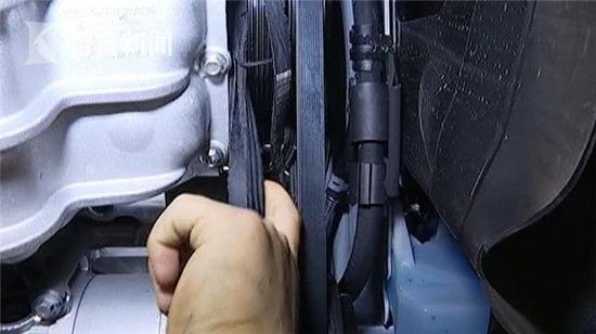 技术人员表示,车辆的方向盘并没有锁死,是电机总成出现故障后导致车辆的方向盘助力出现了问题。