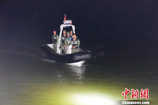 福建海警二支队官兵深夜紧急搜救落水人员。海警供图