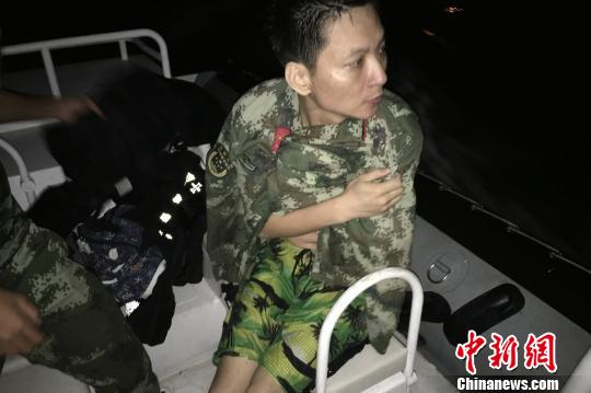 福建海警二支队官兵深夜紧急搜救落水人员。海警供图