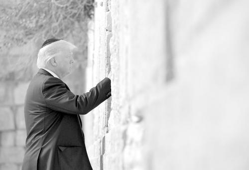 图说：特朗普22日向哭墙中塞“祈愿纸条”。