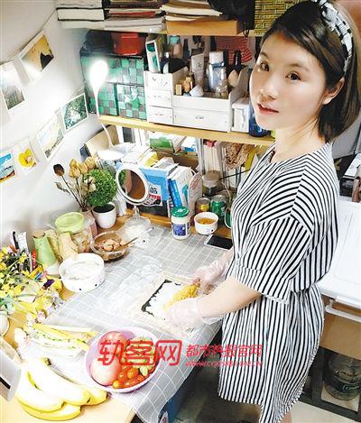 谭谭正在制作寿司