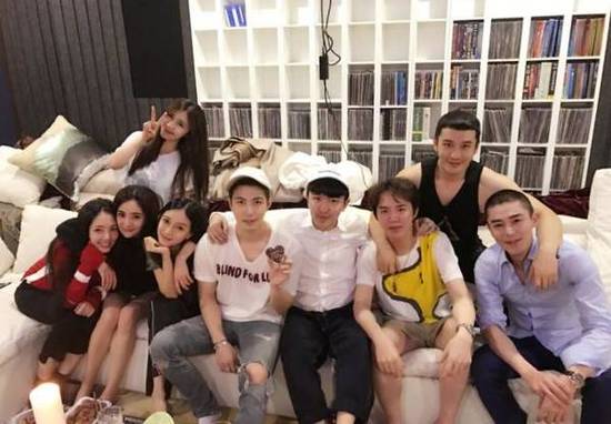 娱乐圈最红辣妈奶爸大聚会！杨幂Baby亲密依偎