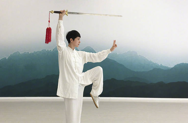海清白衣耍剑太极