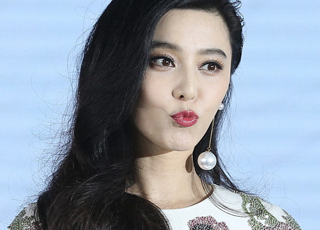 范冰冰肤白貌美似女皇驾临