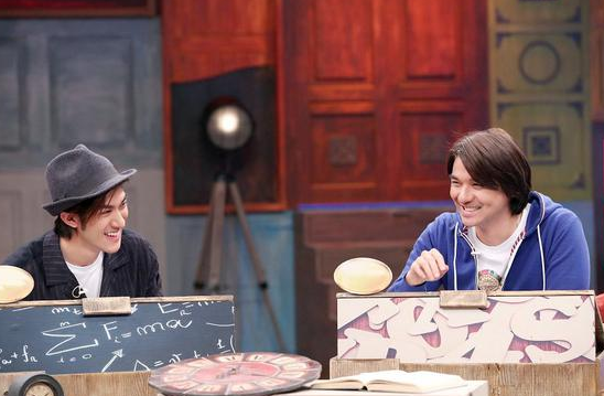 李治廷接梗自黑画风诡异