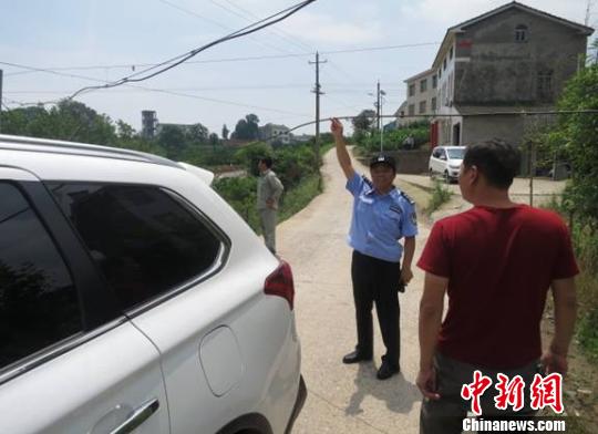 光缆突然脱落阻碍通行59岁民警烈日下托举一小时