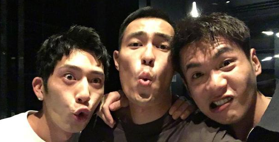 花少兄弟再聚!杨祐宁井柏然张若昀合影喊话陈柏霖